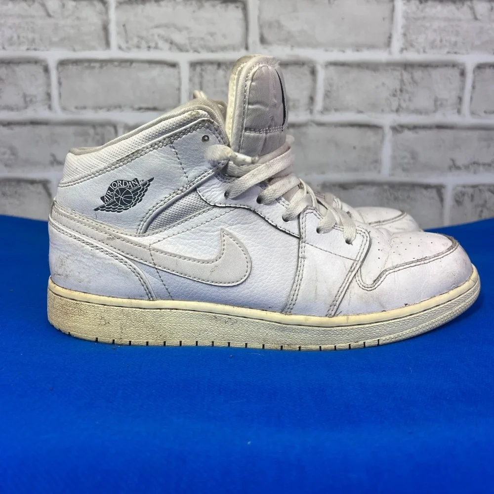 |•NIKE•| Pre-loved White High Tops Size 7Y